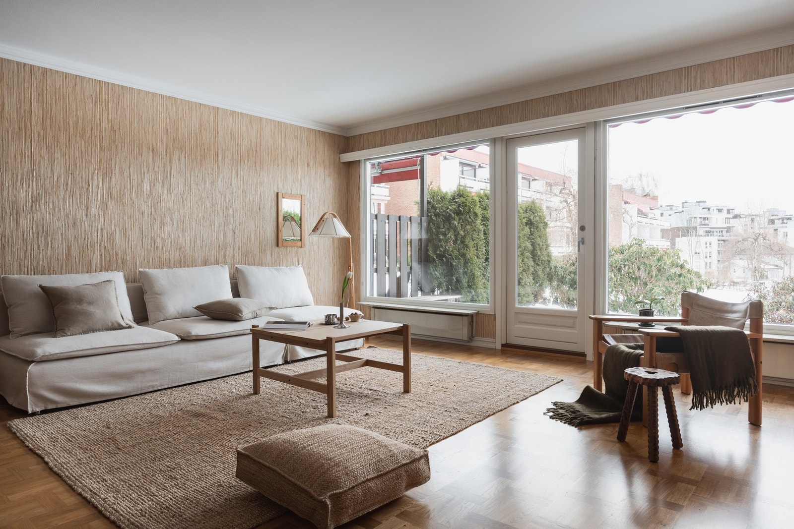 Lys og romslig stue med gode møbleringsmuligheter Galleribilde