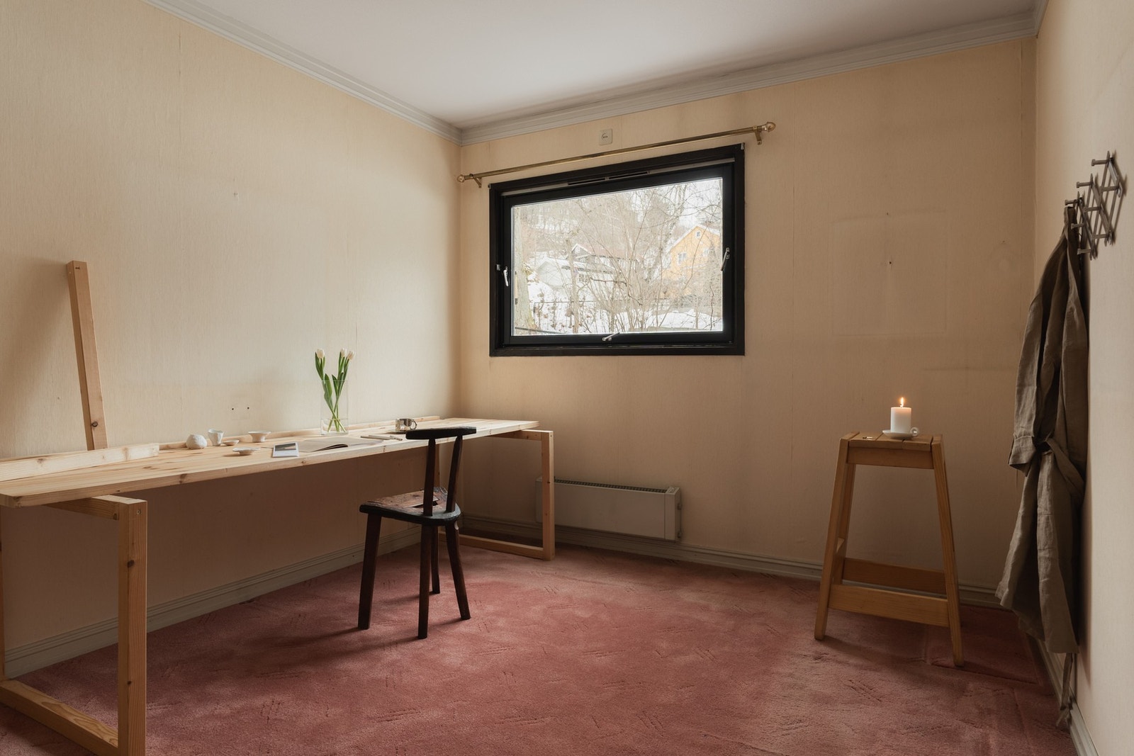 Leiligheten har to gode soverom i byggets 1. etasje med plass til seng, garderobeløsning og annen ønsket møblering Galleribilde