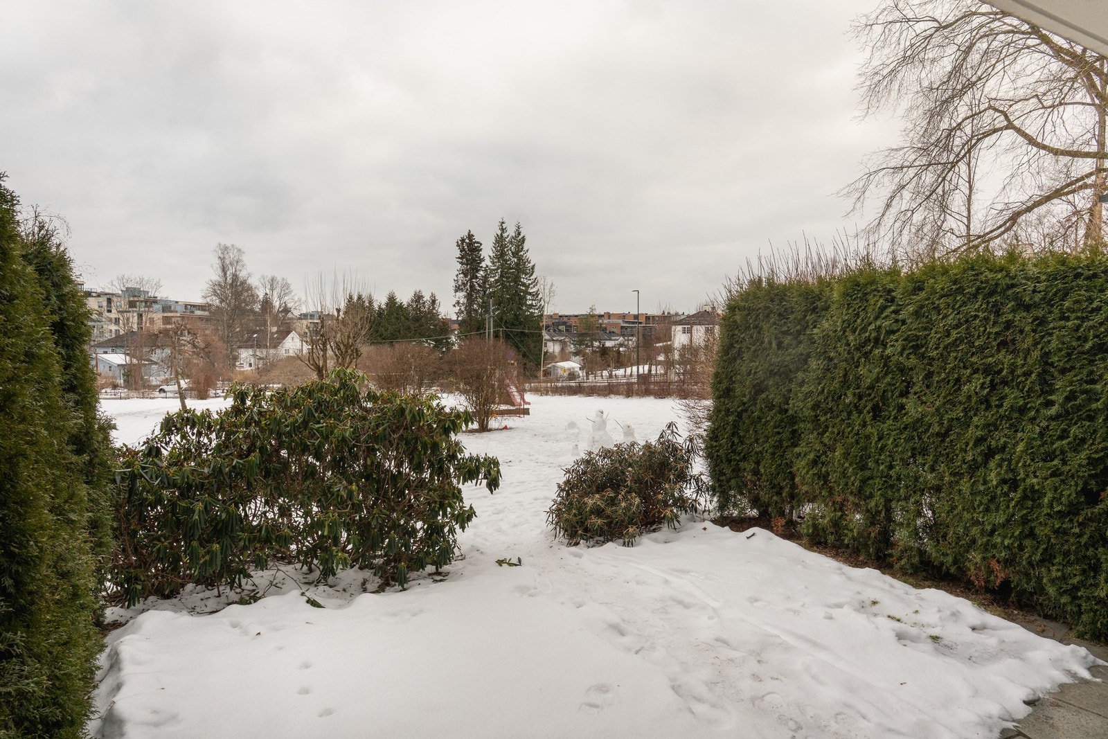 Utsyn mot felles grøntareal som byr på fine omgivelser i sommermånedene Galleribilde