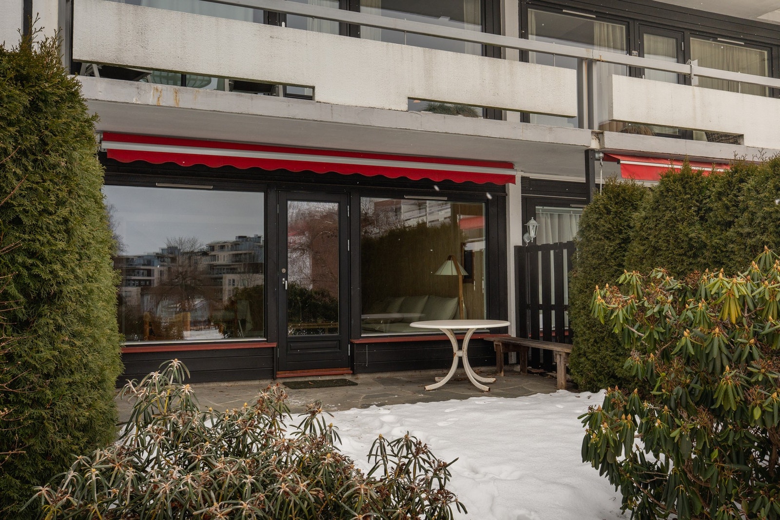 Skiferbelagt platting på ca. 12 kvm med utgang fra stuen - et fint sted å nyte sommerdager i solen Galleribilde