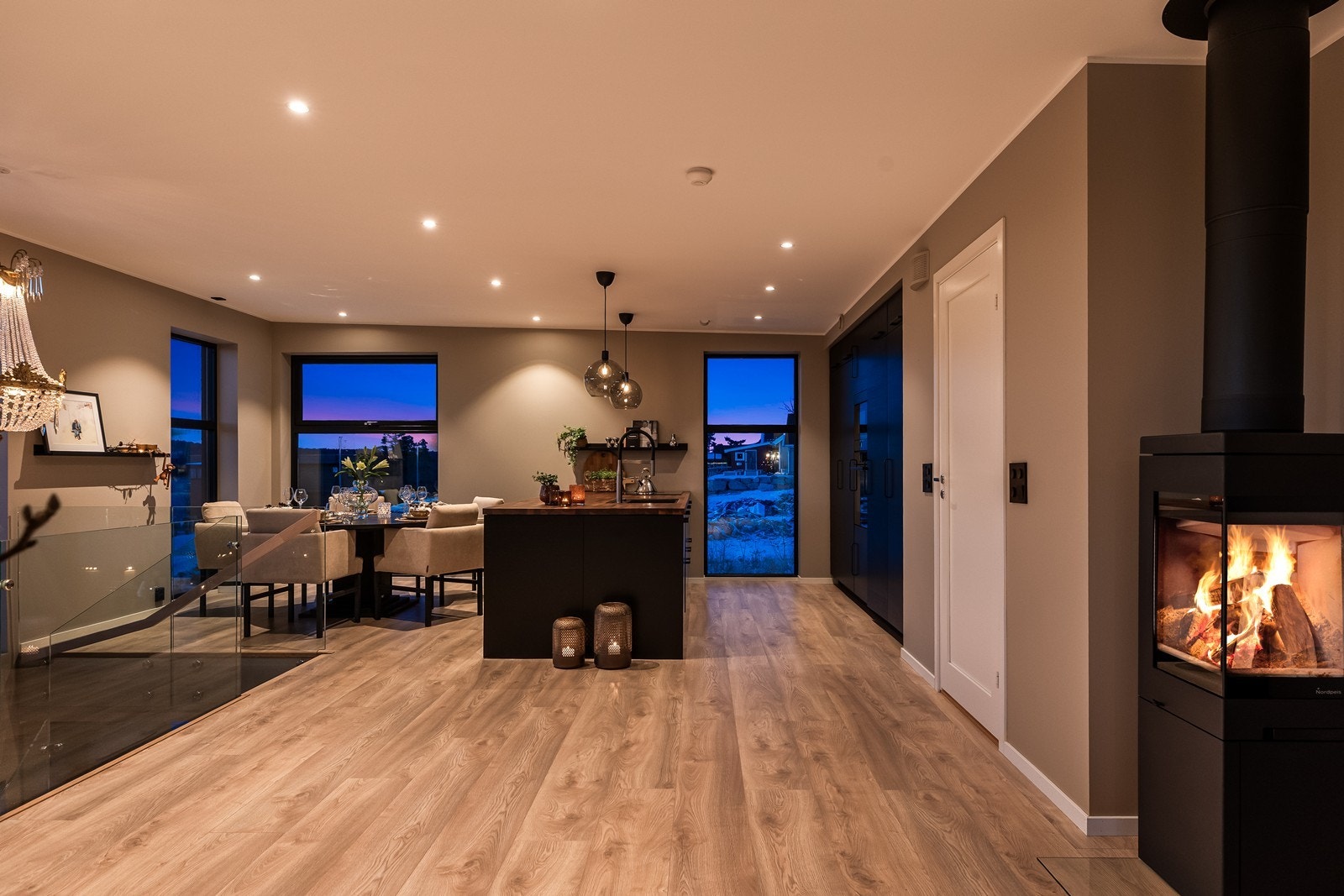 En moderne peisovn skaper en lun atmosfære på kjølige kvelder. Galleribilde