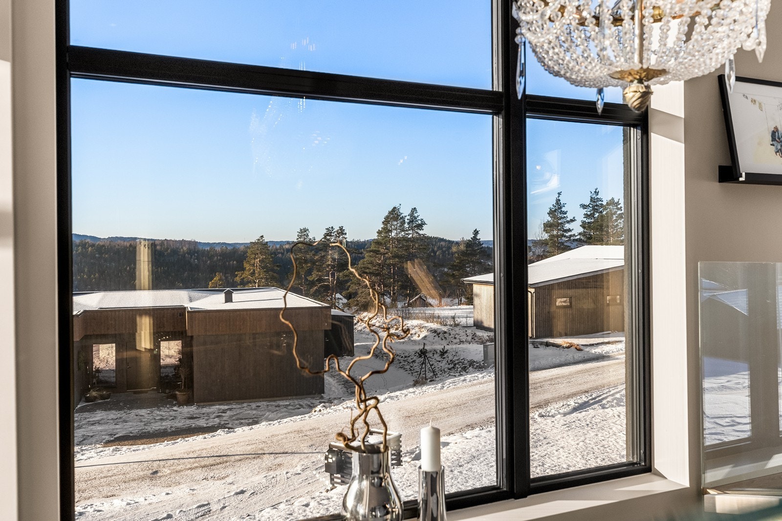 Store vindusflater gir en god forbindelse med omgivelsene. Galleribilde