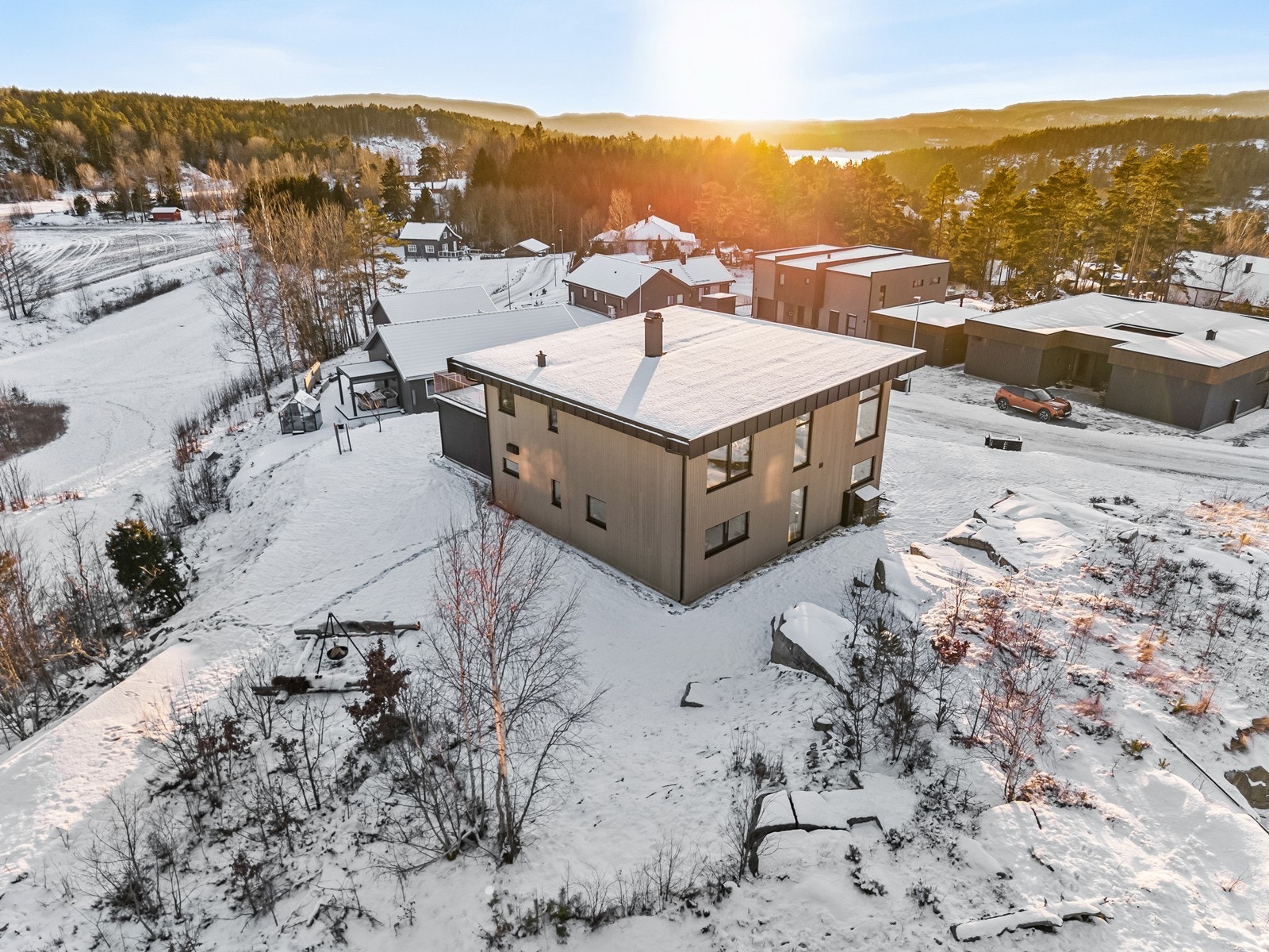 Landlig og naturskjønn beliggenhet med skog og mark i nærheten. Galleribilde