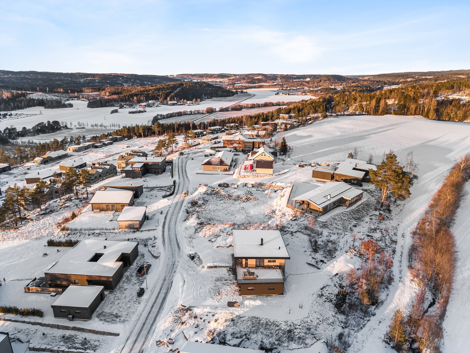 Boligfeltet består av moderne eneboliger med variert arkitektur. Galleribilde
