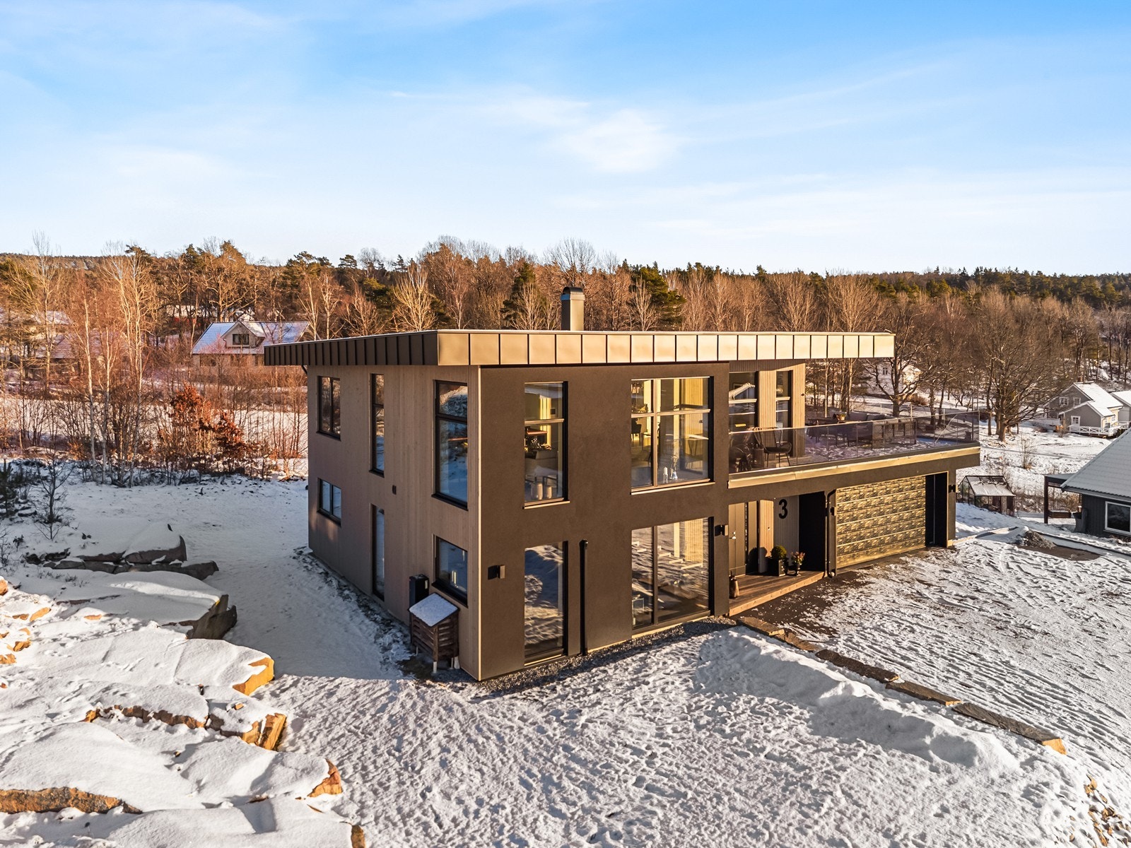 Moderne arkitektur med en kombinasjon av trepanel og pussede flater. Galleribilde