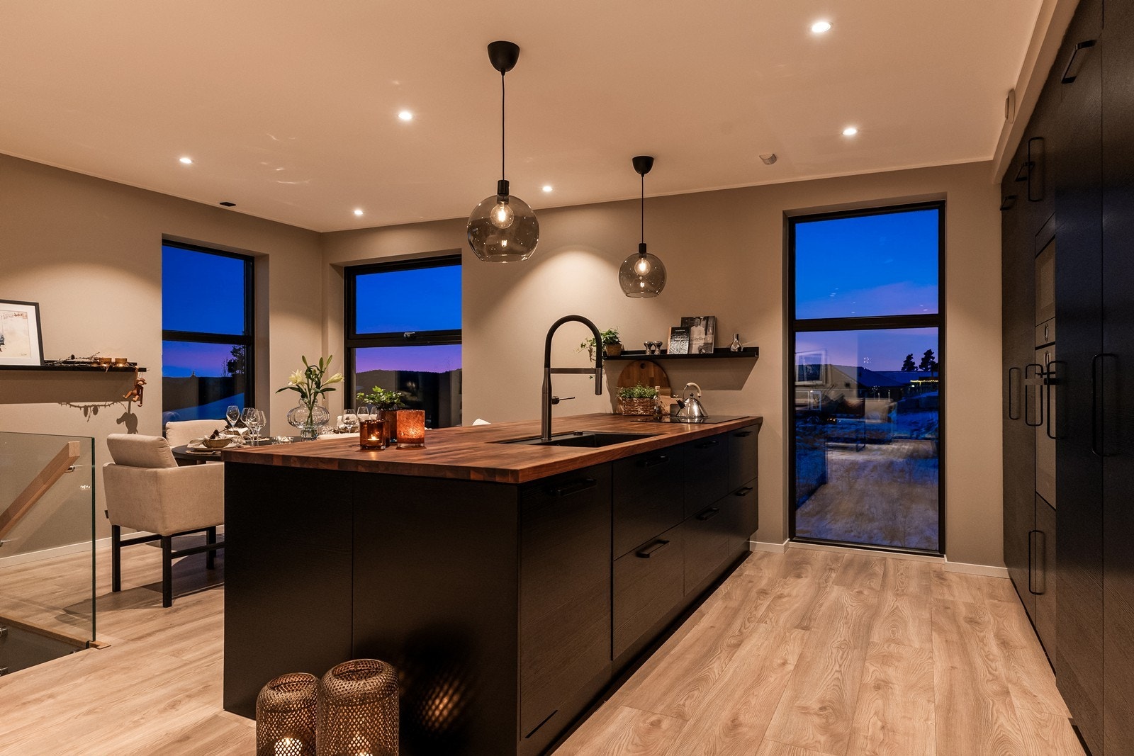 Kjøkkenet har en stor øy som fungerer som et naturlig samlingspunkt. Galleribilde