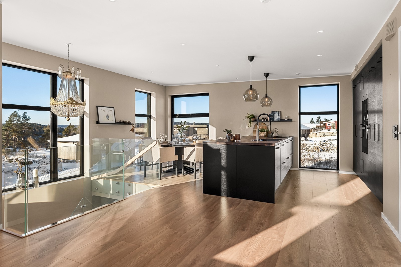 Hovedetasjen har en åpen og luftig planløsning mellom stue, spisestue og kjøkken. Galleribilde