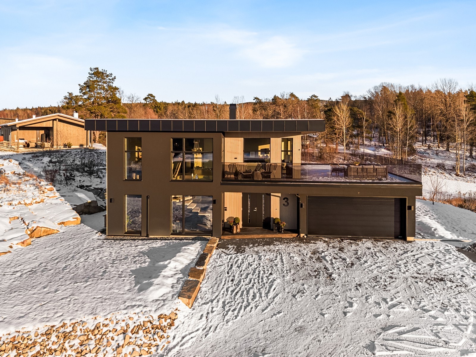 En moderne og arkitekttegnet enebolig med integrert dobbelgarasje. Galleribilde