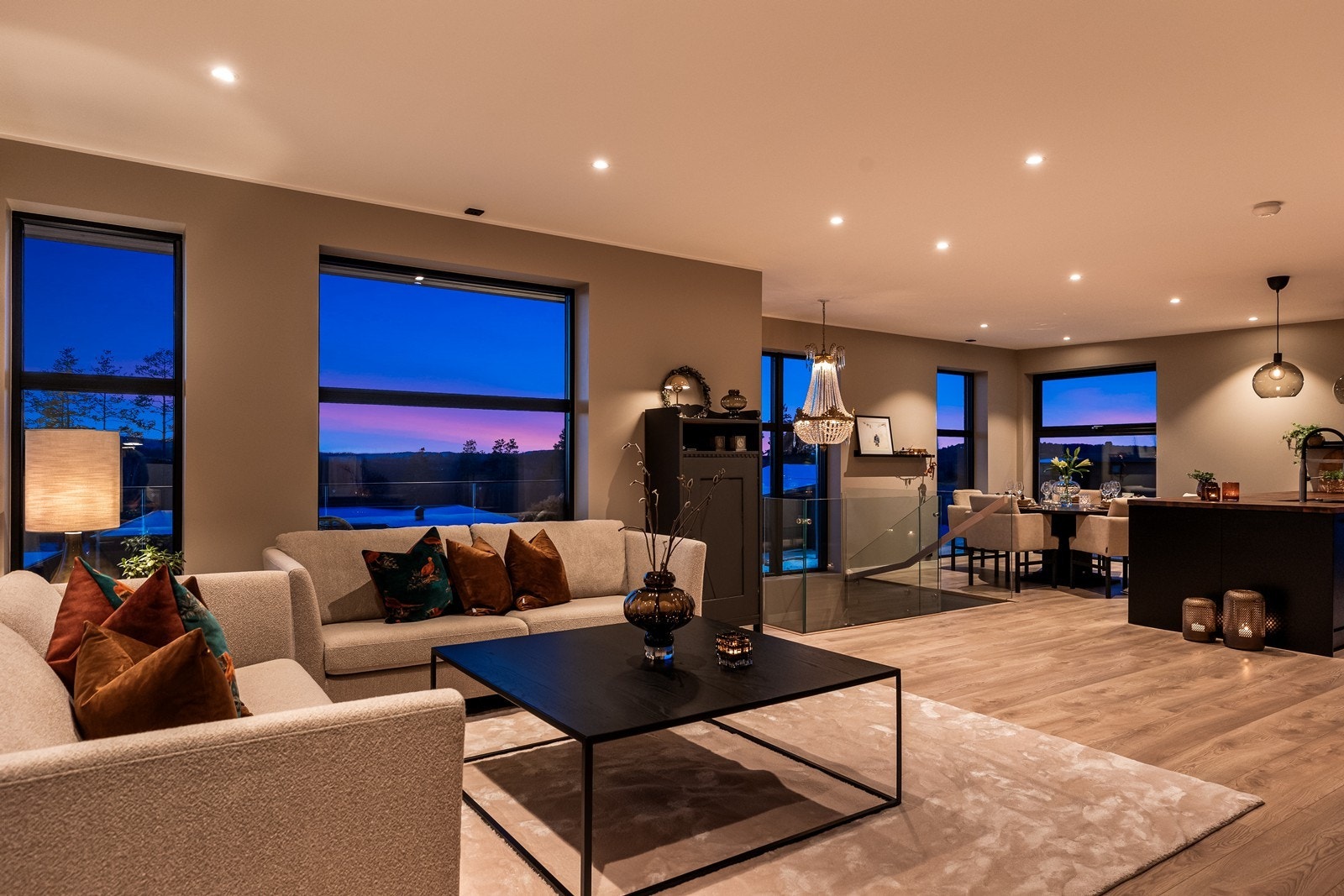 Her er det god plass til både sofagruppe og spisebord for sosiale sammenkomster. Galleribilde