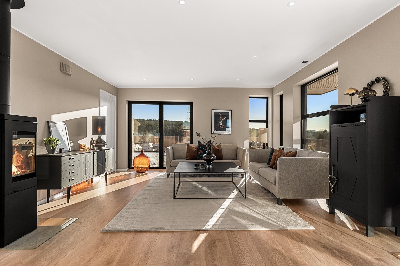 Stuen har store vinduer og direkte utgang til en romslig terrasse. Galleribilde