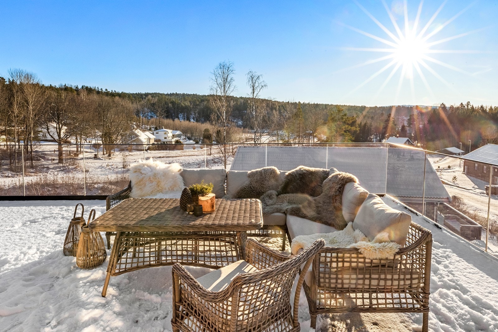 Glassrekkverket sikrer utsikten over det omkringliggende landskapet. Galleribilde