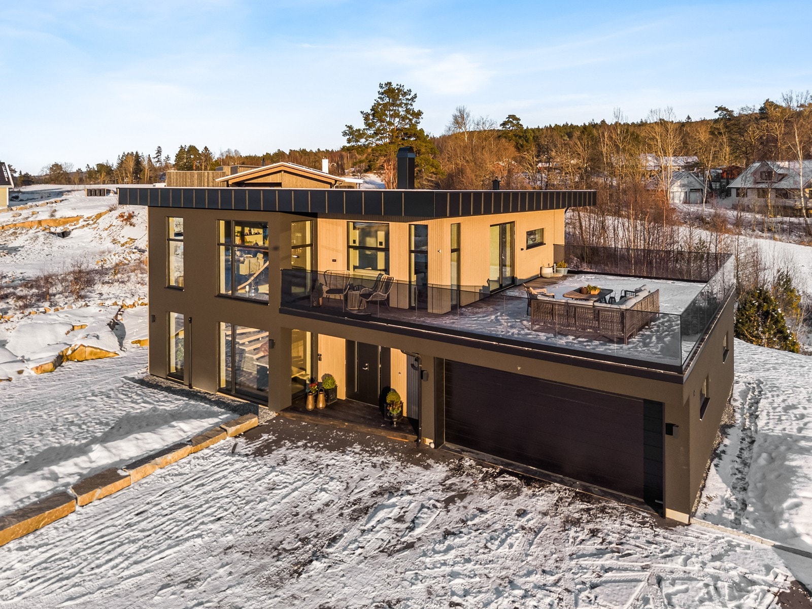 Boligen er plassert høyt og fritt på tomten, noe som gir gode sol- og utsiktsforhold. Galleribilde