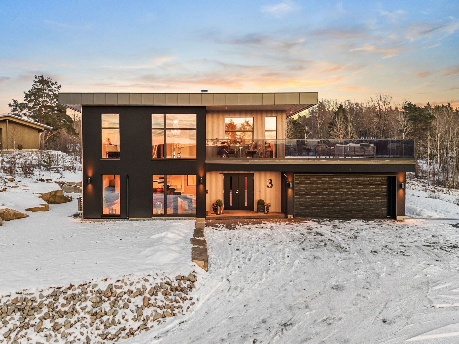 Integrert dobbelgarasje med direkte inngang til boligens 1. etasje. Galleribilde