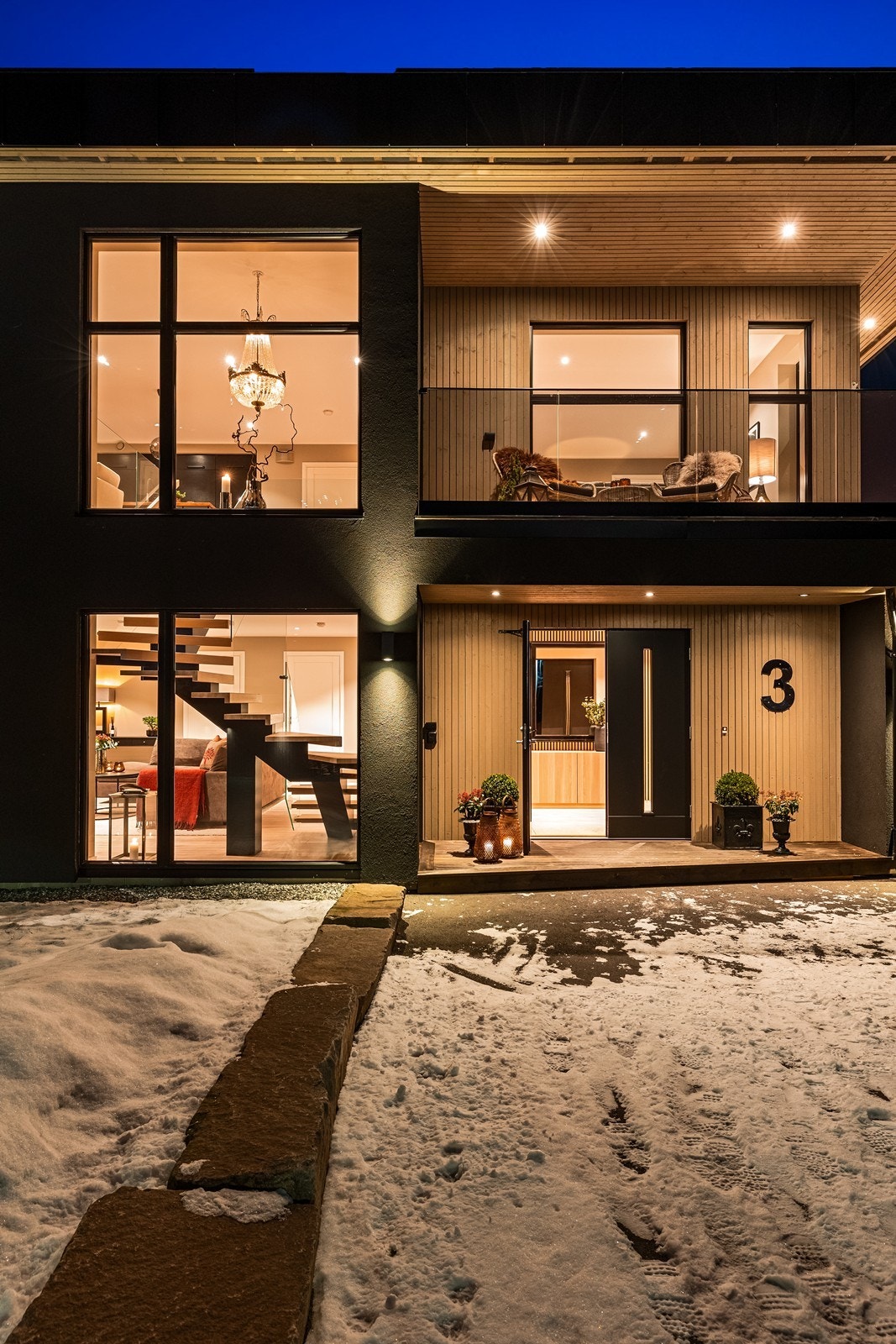 Et overbygget og innbydende inngangsparti med god belysning. Galleribilde