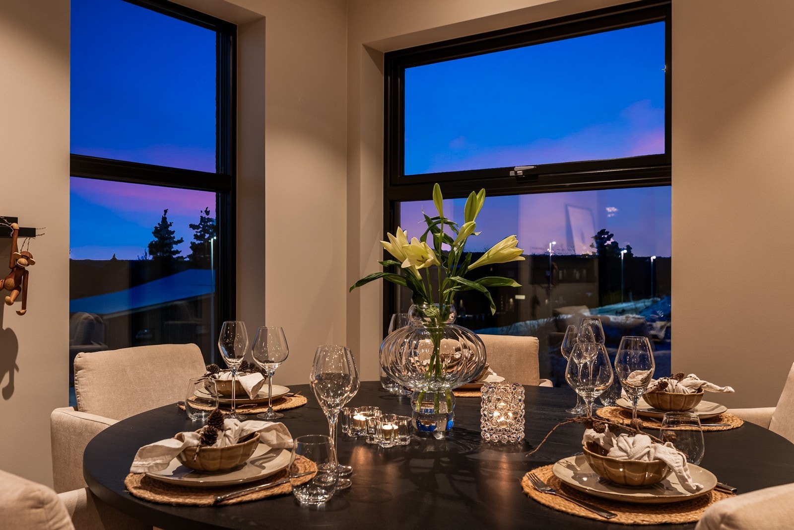 Vinduene slipper inn rikelig med dagslys i hele oppholdsrommet. Galleribilde