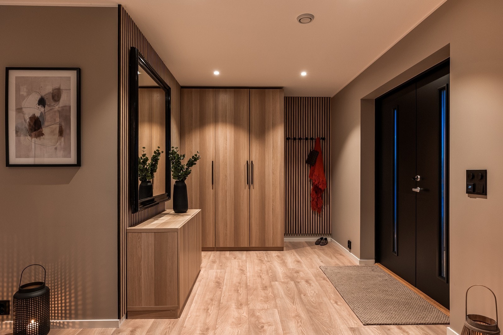 Romslig entré med gode garderobeløsninger og spilevegg. Galleribilde