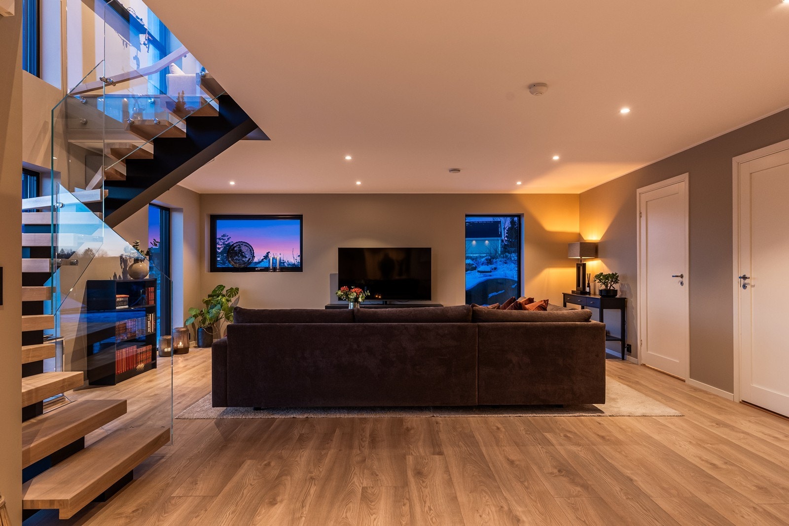 Stuen i 1. etasje er et lunt og sosialt samlingspunkt for familien. Galleribilde