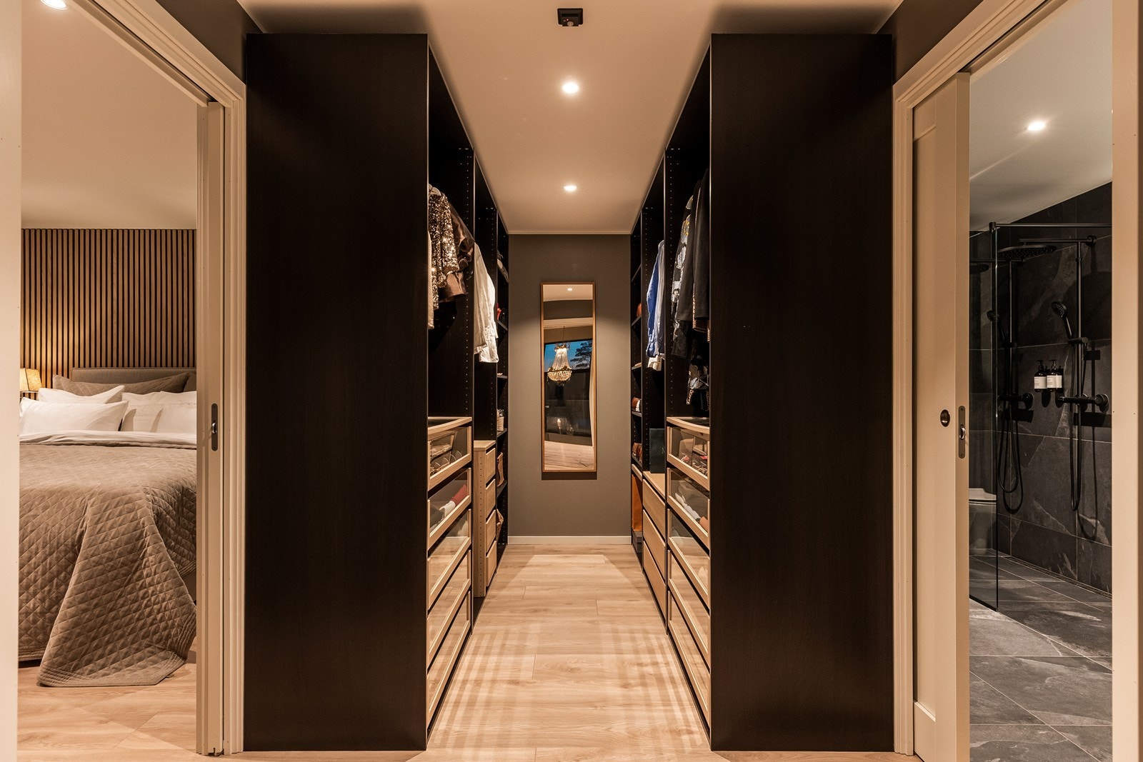 En romslig walk-in-garderobe forbinder hovedsoverommet og badet. Galleribilde