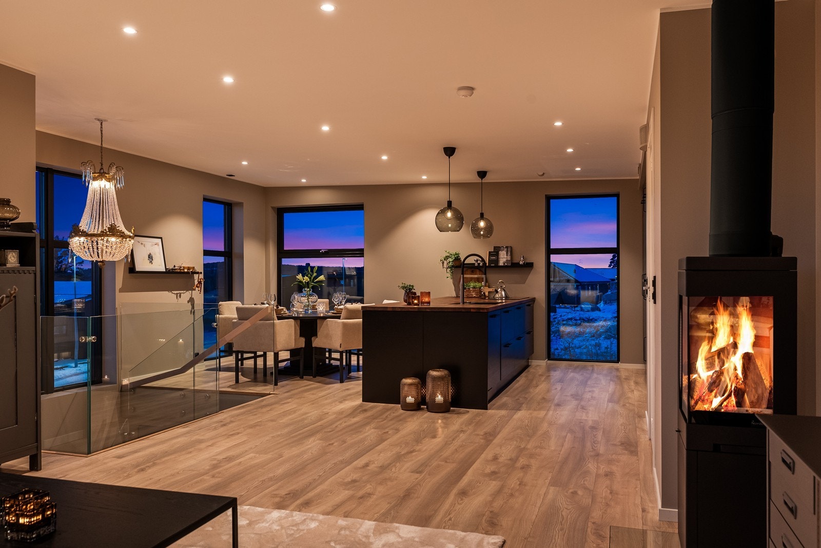 Downlights i taket gir god og jevn belysning i hele oppholdsrommet. Galleribilde