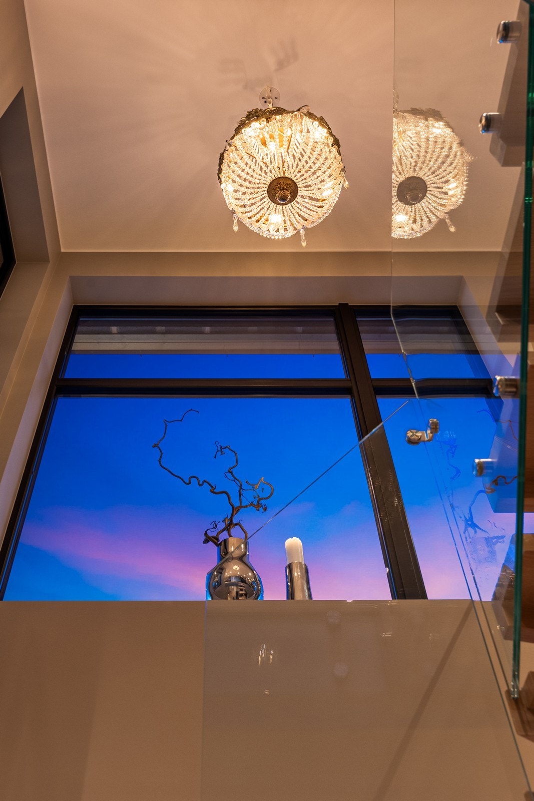 Gjennomtenkte detaljer og materialvalg preger hele boligen. Galleribilde