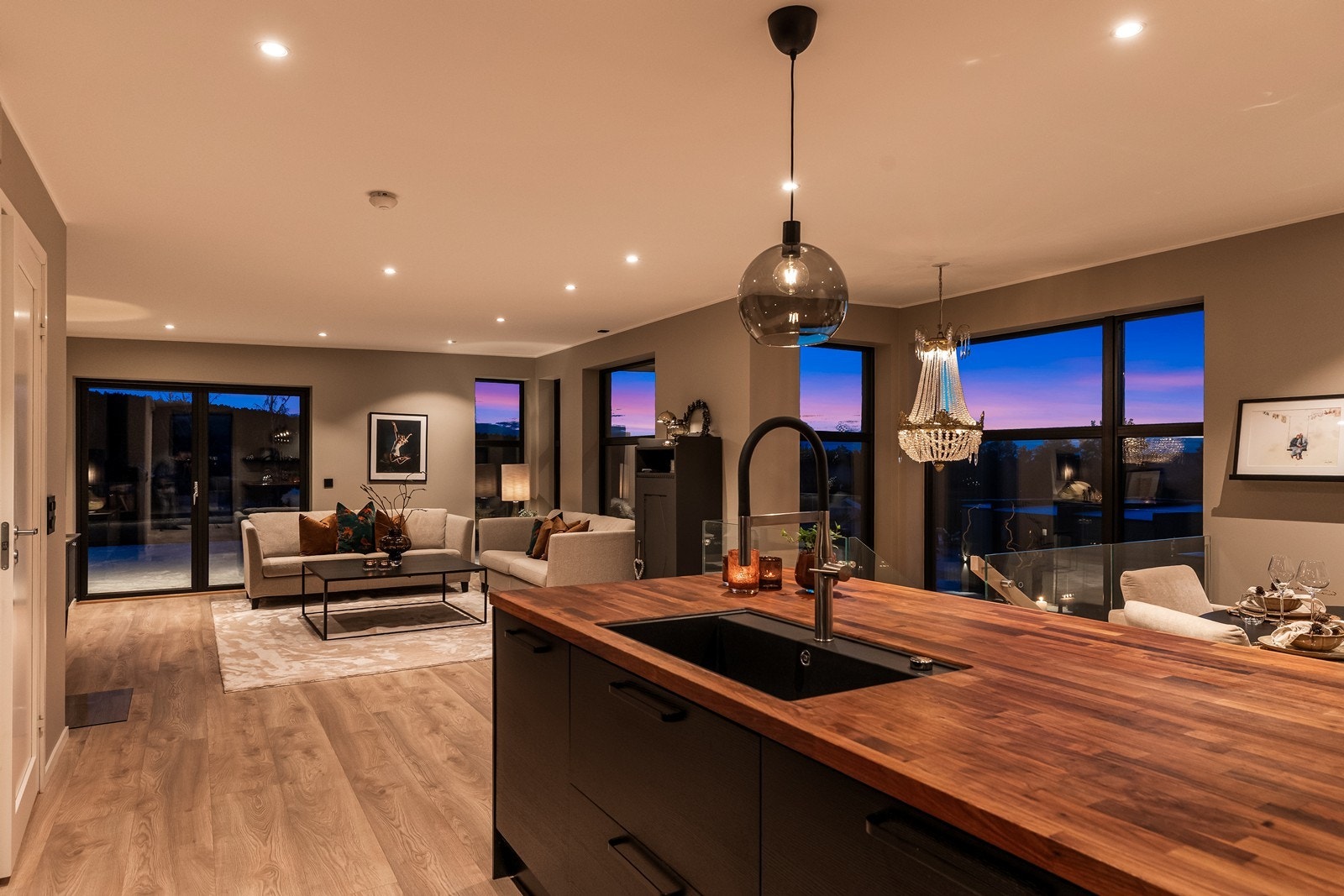 Den åpne løsningen gjør det enkelt å være sosial under matlagingen. Galleribilde