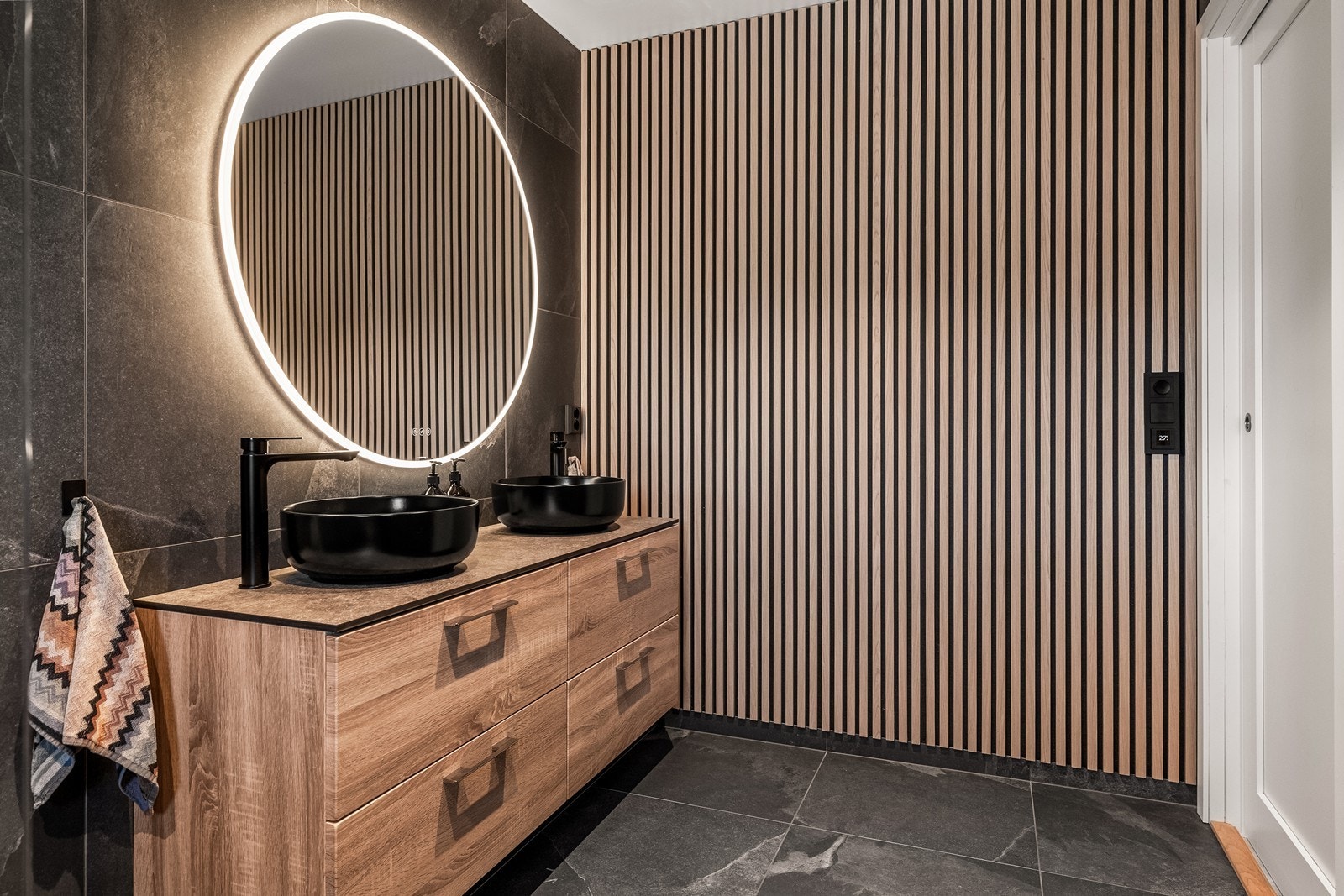 Dobbel servant og spilevegg gir badet et eksklusivt preg. Galleribilde