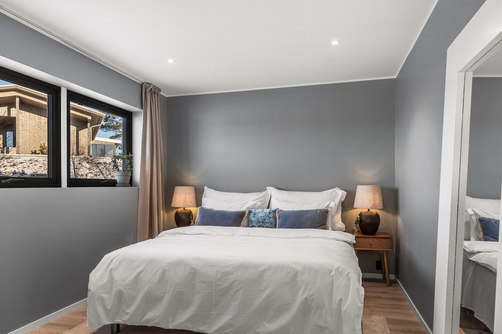 Etasjen har to gode soverom, begge med plass til seng og garderobeløsning. Galleribilde