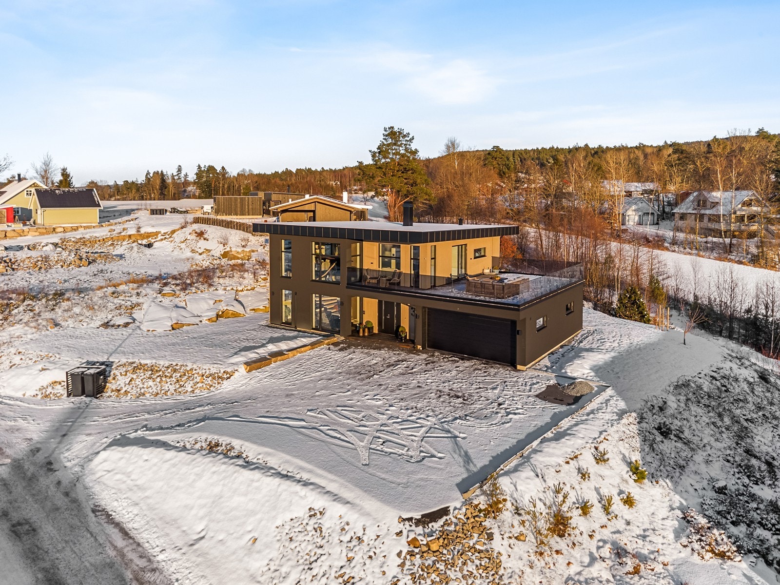 Eiendommen ligger i et nyere og etablert boligfelt. Galleribilde
