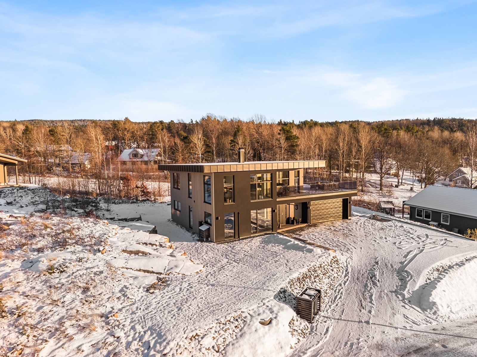 Eiendommen har en høy og fri beliggenhet med utsikt over det omkringliggende landskapet. Galleribilde