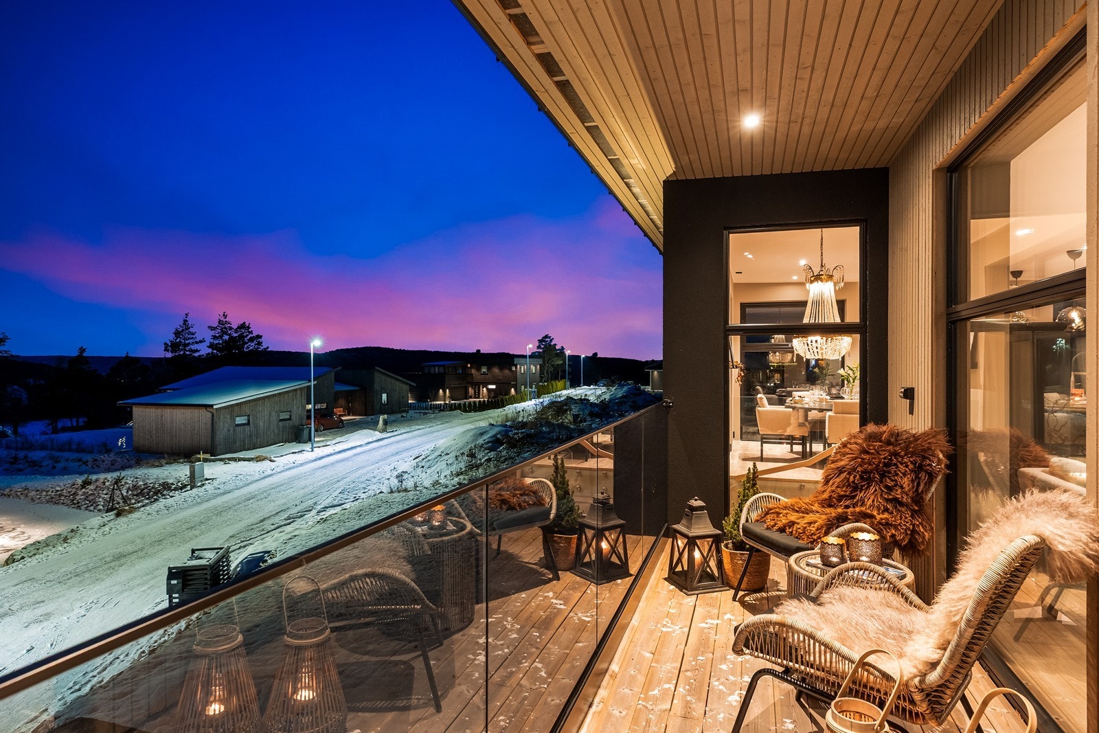 Boligen har også en overbygget balkong med utgang fra inngangspartiet. Galleribilde