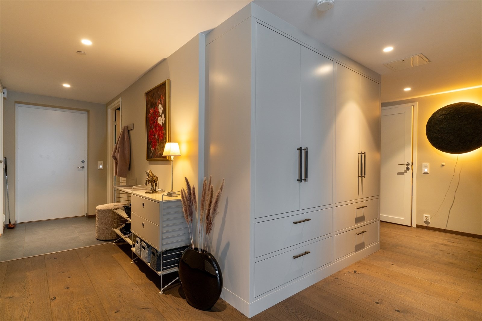 Velkommen inn! Praktisk gang med mye skapplass og rom til ulike praktiske løsninger, slik at man får hengt fra seg yttertøy. Galleribilde