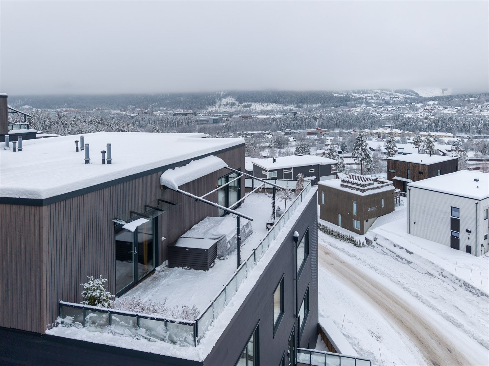 Den store takterrassen gir god mulighet for innredning med flere utemøbler. Galleribilde