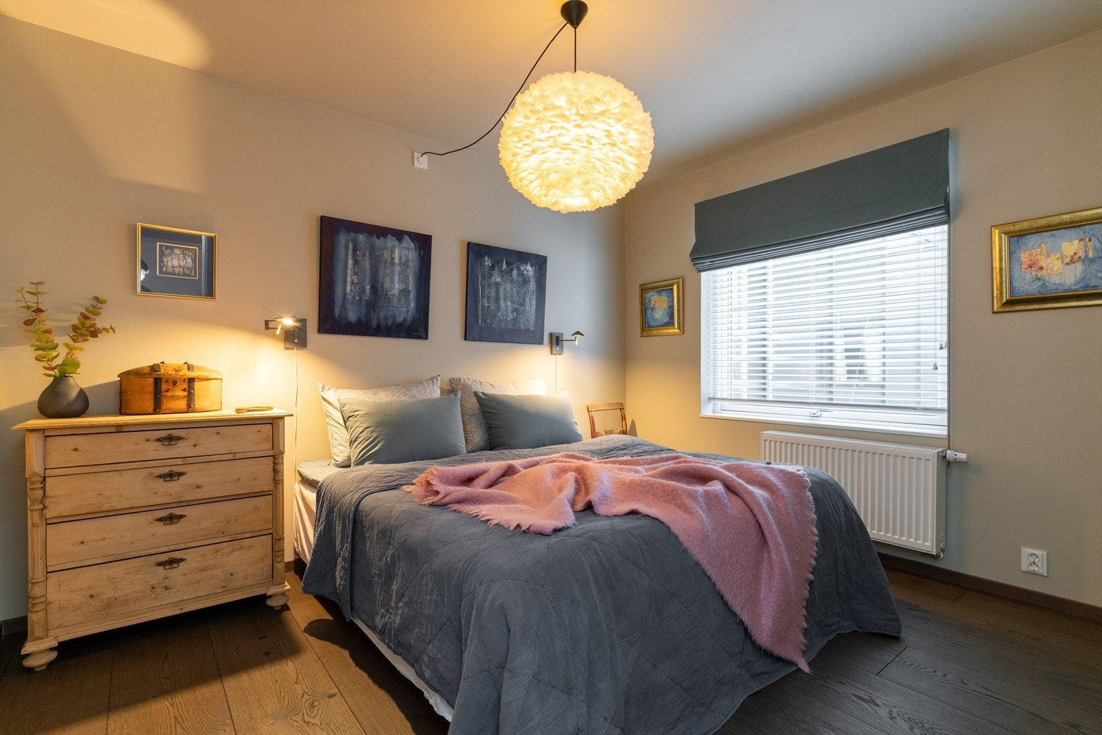 Soverom. Soverommet har god plass til å innrede med dobbeltseng og kommode for klesoppbevaring. Galleribilde