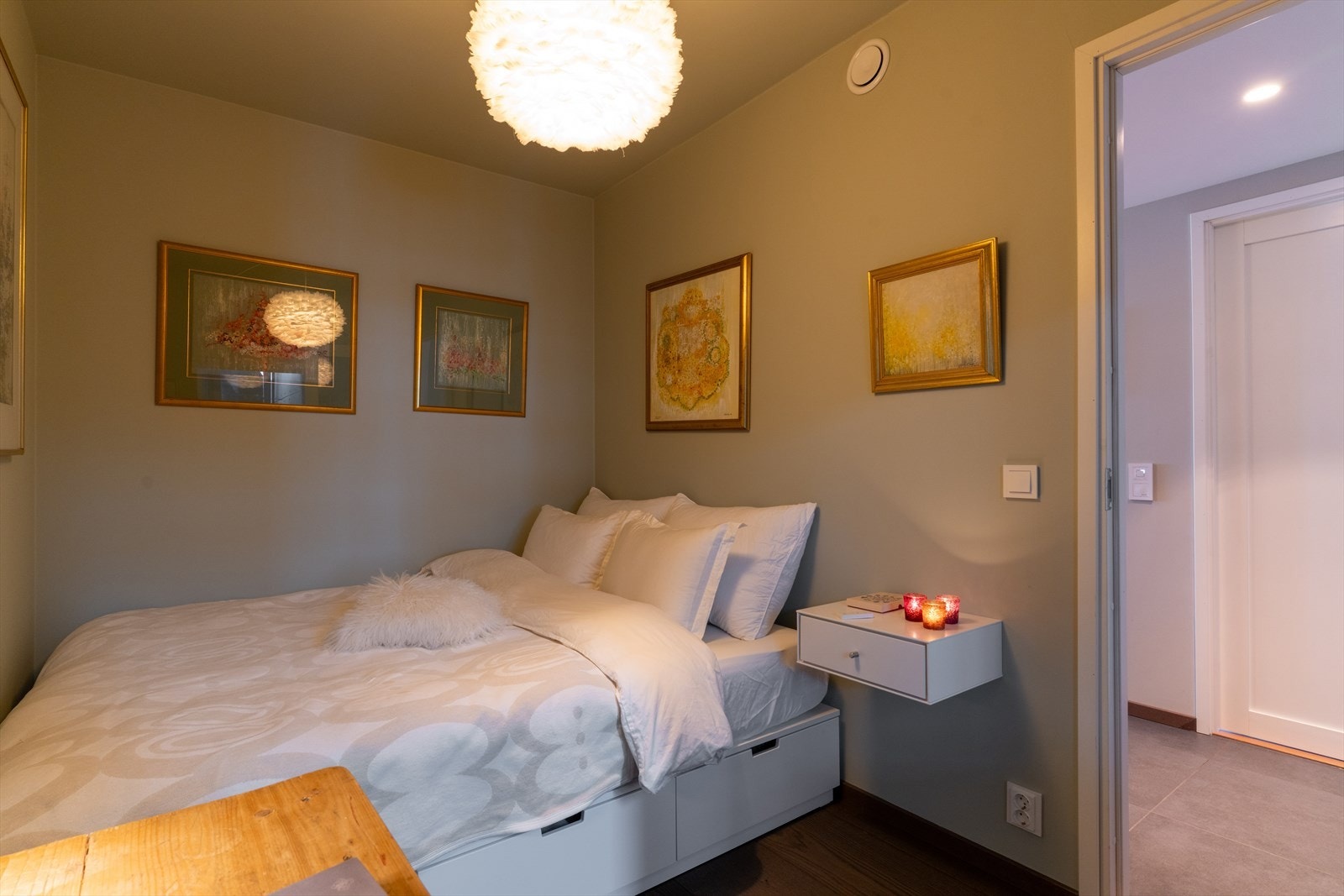 Soverom med god palss til å innrede med seng. Boligen har totalt 3 soverom. Galleribilde