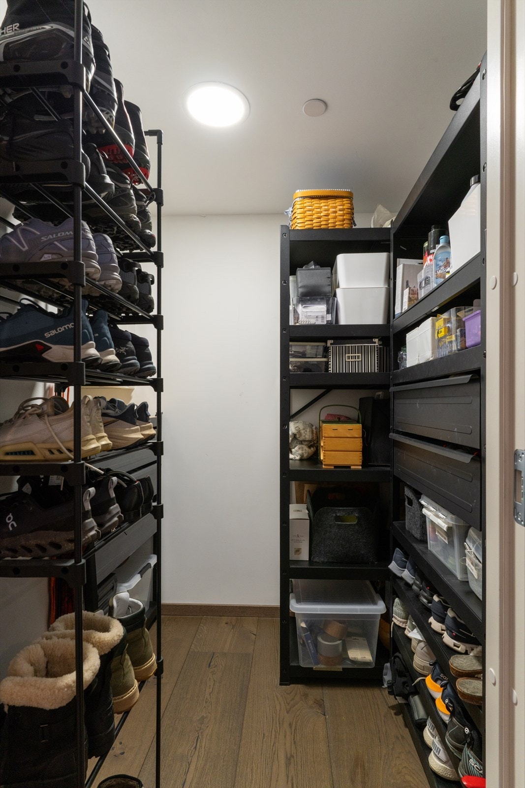 Den romslige innvendige boden i leiligheten gir mulighet for å sette inn hylleløsninger for praktisk lagring. Galleribilde