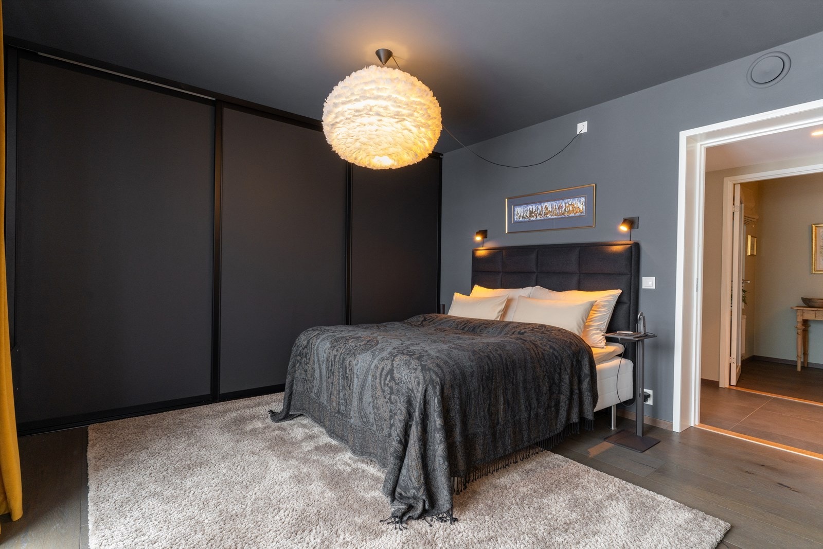 Den praktiske løsningen med stor skyvedørsgarderobe gir muligheten til god plass til oppheng av klær. Galleribilde