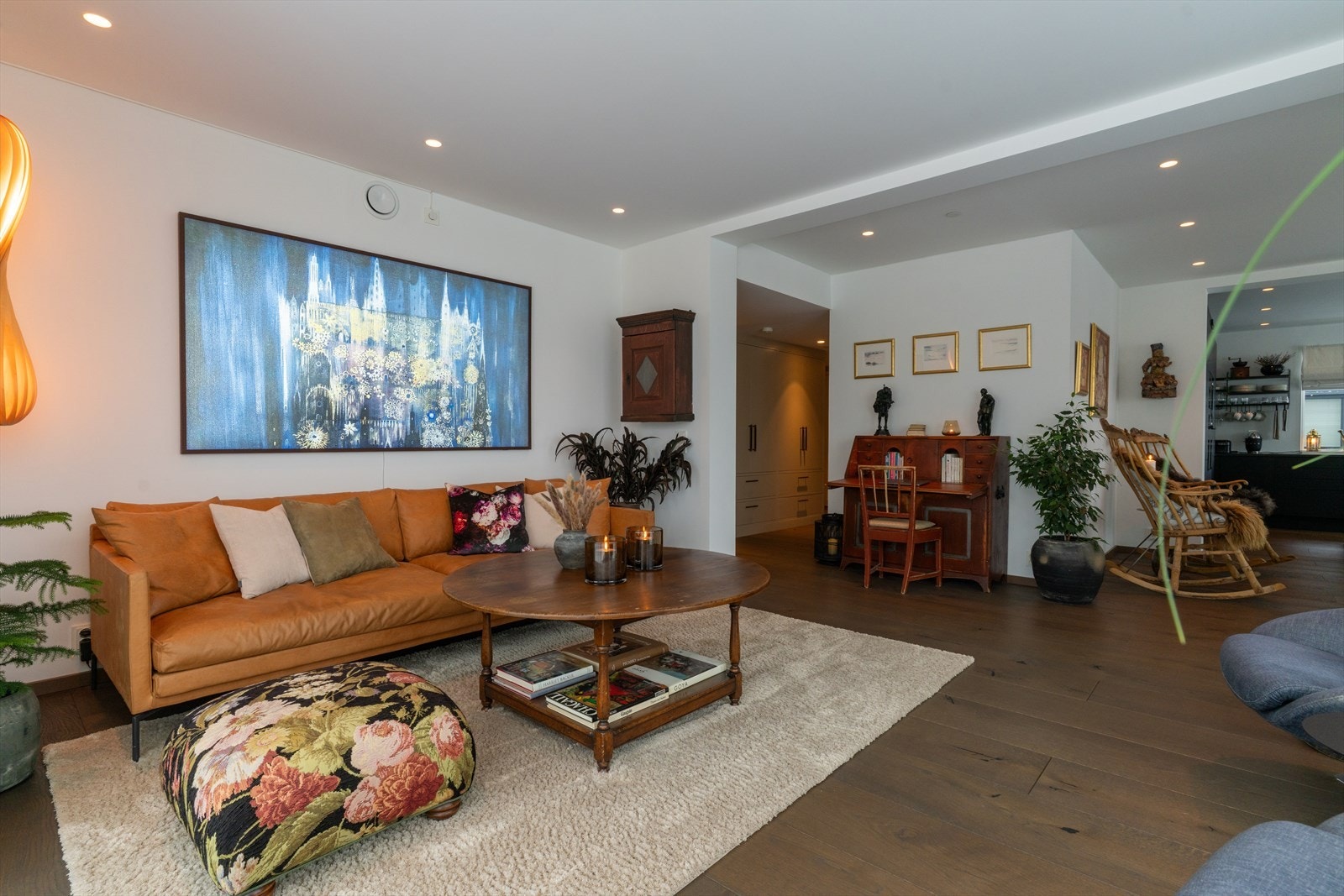 Boligen fremstår som gjennomarbeidet med fokus på varige, kvalitetssterke materialer. Innvendig er det benyttet bred 1-stavs parkett (30 cm) av høy kvalitet som gir en eksklusiv og stabil gulvflate. Galleribilde