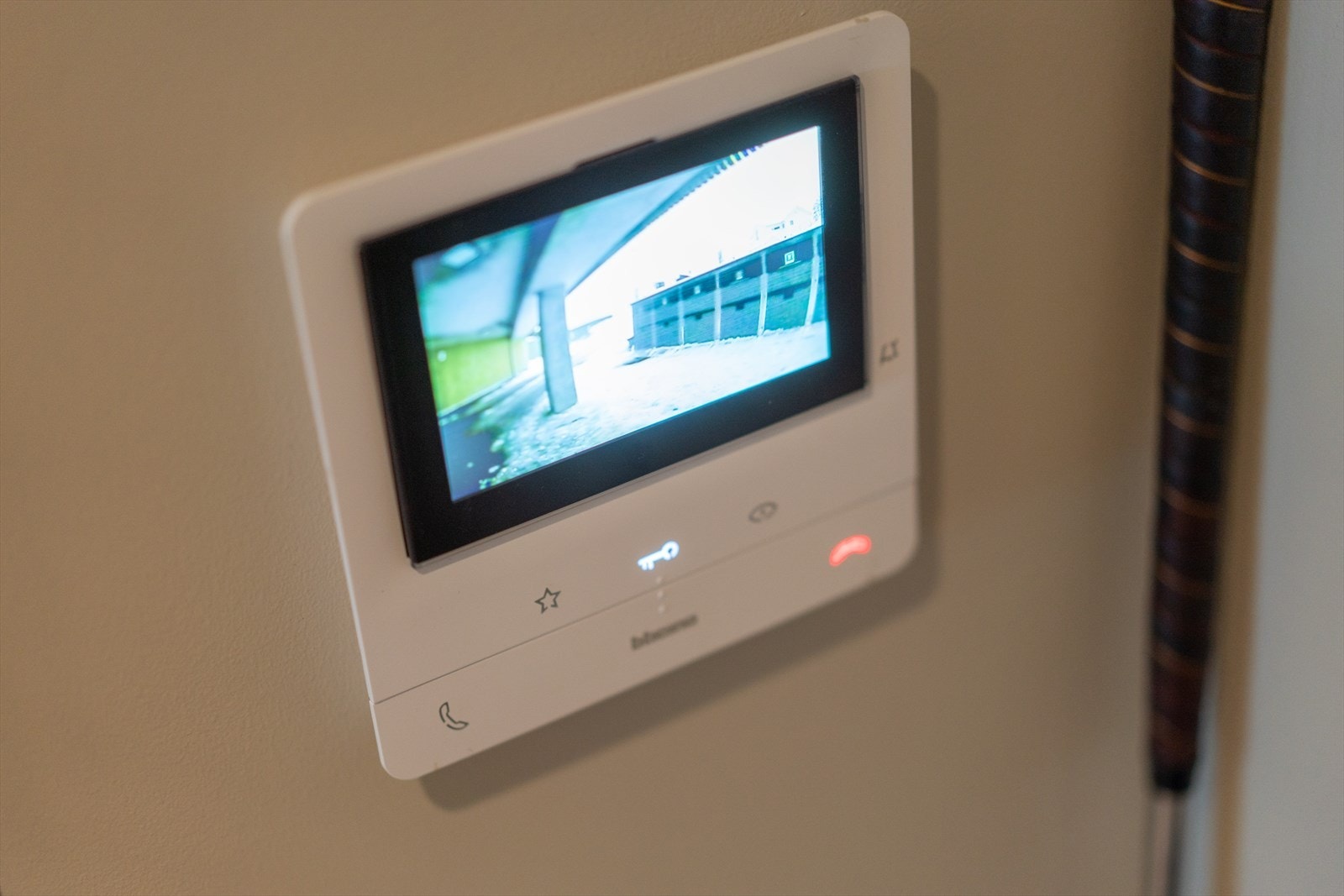 Leiligheten har tilkobler calling system med video slik at man enkelt ser hvem som ringer på. Galleribilde