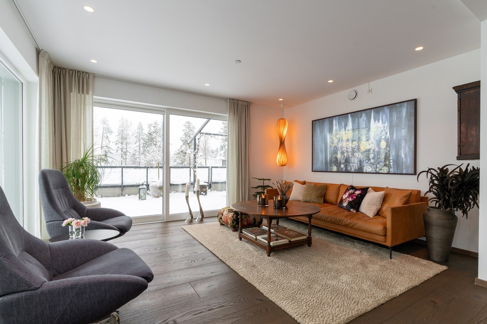 Rommets åpne utforming gir gode møbleringsmuligheter, med blant annet god plass til plass til både en stor sofagruppe og personlige interiørvalg. Galleribilde