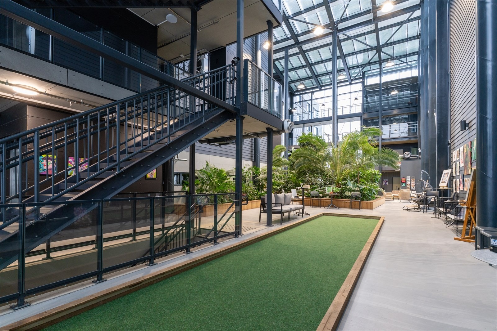 I fellesområdene er det også flere flotte sittegrupper hvor man kan nyte den flotte hagen og slå av en prat med naboen over en kopp kaffe! Galleribilde