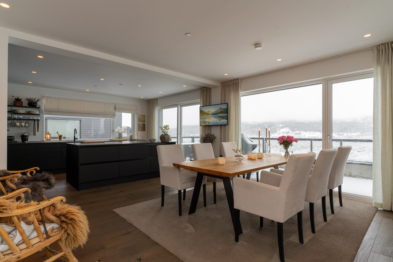 Stuen oppleves som lys men samtidig et hyggelig og varmt allrom med en god planløsning som passer fint for familien. Galleribilde