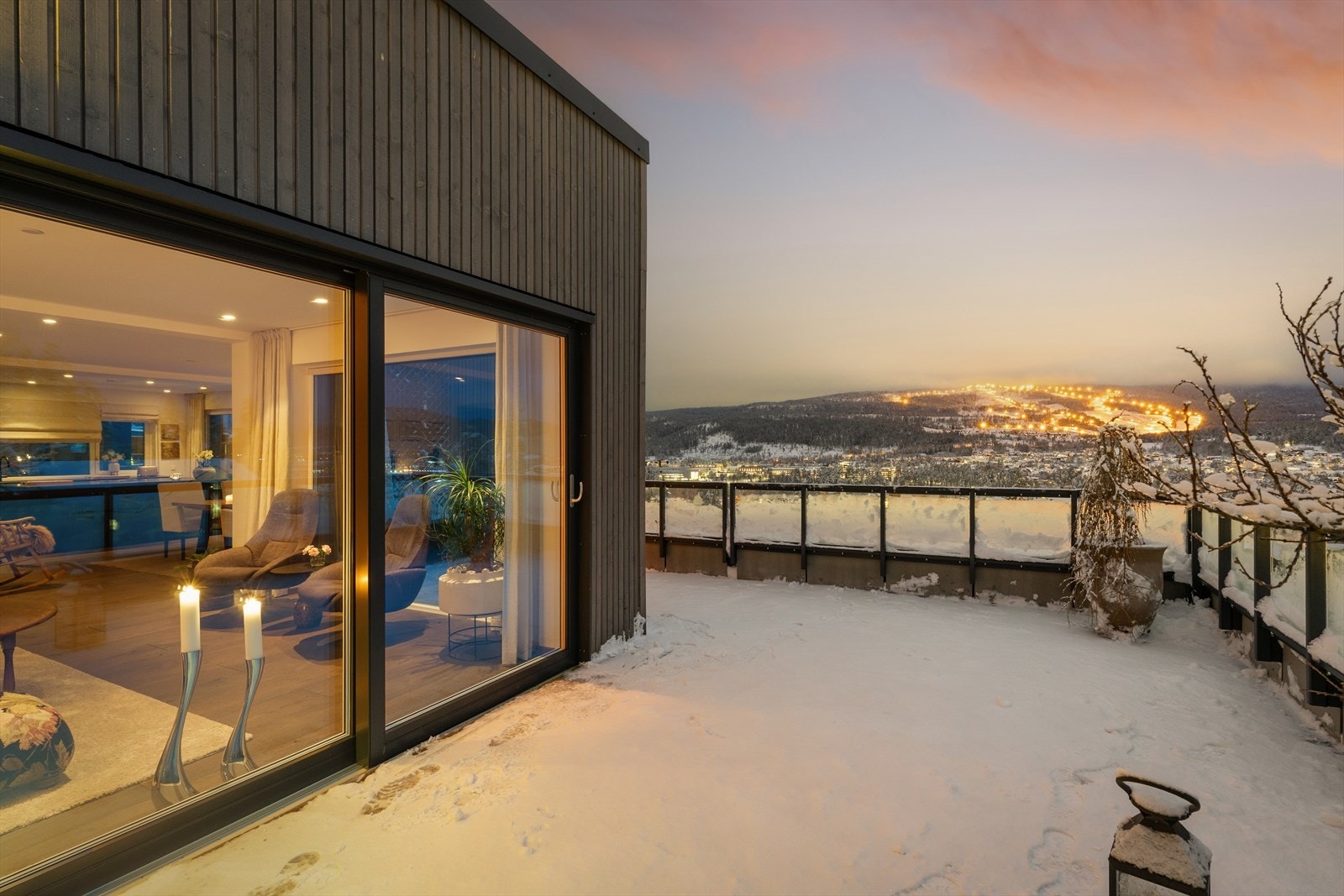 Leiligheten byr på store vindusflater som slipper inn rikelig med dagslys - og hvor man også får nytt den fantastiske utsikten fra alle vinkler i Leiligheten. Galleribilde