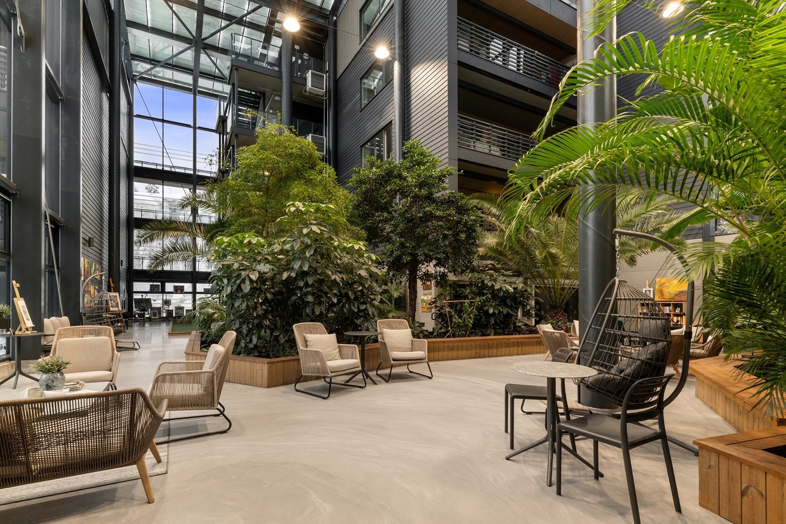 I signaturhagen boligsameiet får man ikke bare gleden av sin egen leilighet, men også en fantastisk frodig vinterhage med mange flotte grønne planter, treningsrom og gjesteleilighet for å nevne noe. Galleribilde