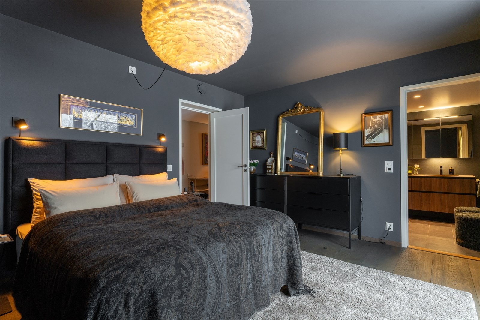 Hovedsoverommet er malt i en delikat mørkere blåtone og direkte adkomst til tilknyttet bad. Galleribilde