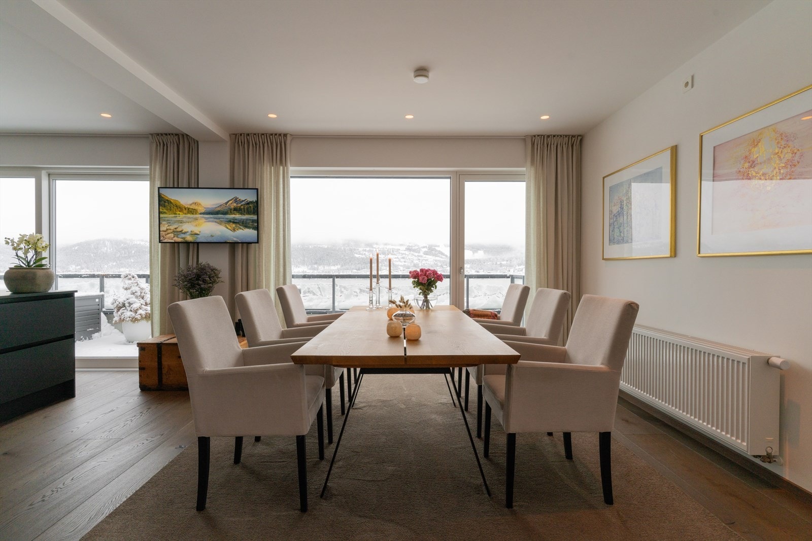 Spisestuen finner sin naturlige plass ved kjøkkenet. Her har man god plass til et stort spisebord hvor man kan samle venner og familie til mange hyggelige middagsselskap! Galleribilde