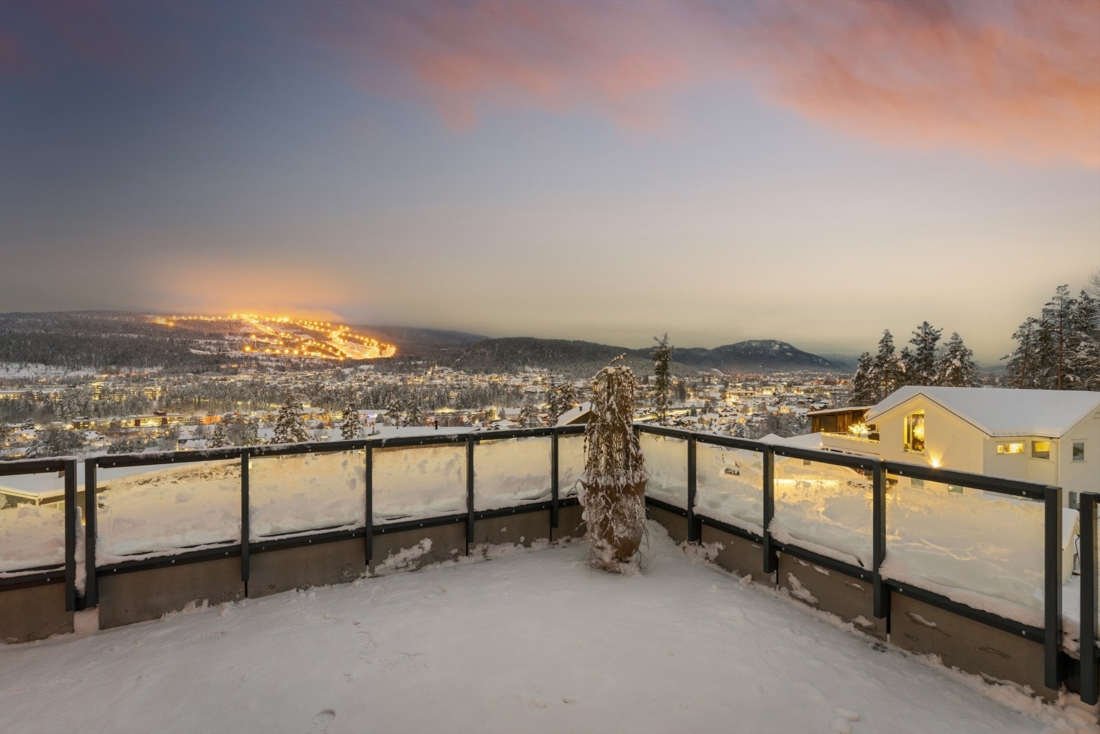 Leiligheten ligger på toppen av det populære sameiet Signaturhagen og disponerer en 75 kvm takterrasse med fantastisk utsikt over Kongsberg og Funkelia. Galleribilde