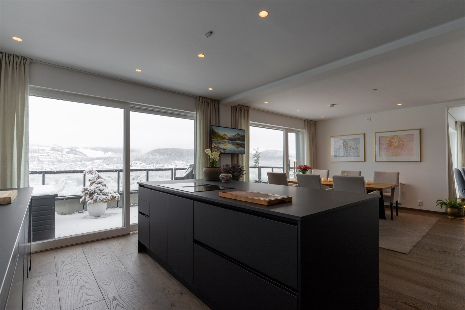 Ventilator med kullfilter og integrert avtrekk i koketoppen gir effektiv og diskret luftbehandling. Galleribilde