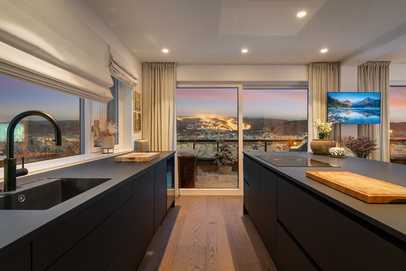 Moderne og stilrent kjøkken levert av HTH-kjøkken og er bygget med fokus på både kvalitet og funksjonalitet. Galleribilde