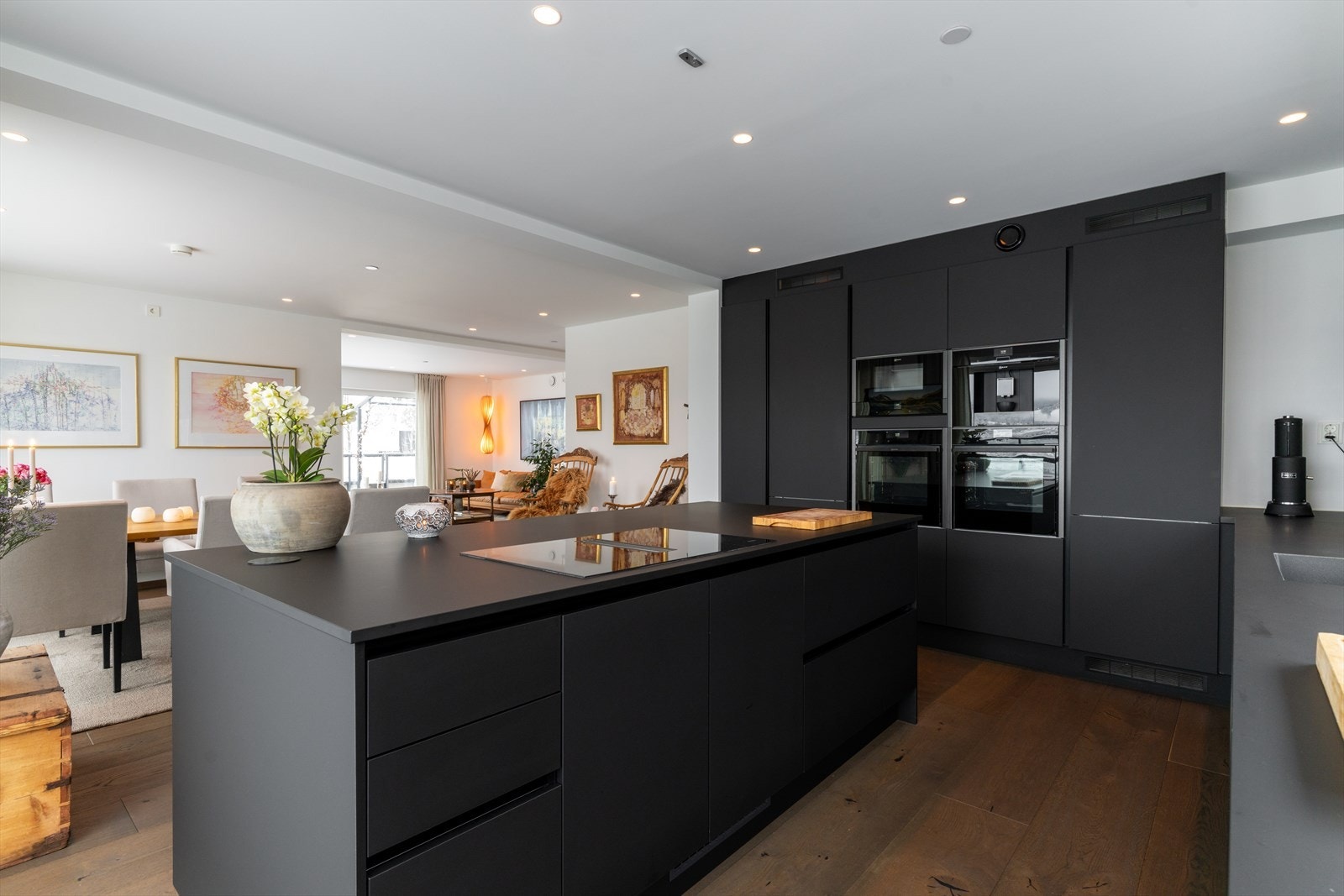 Parkettgulvet og de malte overflatene i tak og vegger understreker helheten i materialvalg. Galleribilde