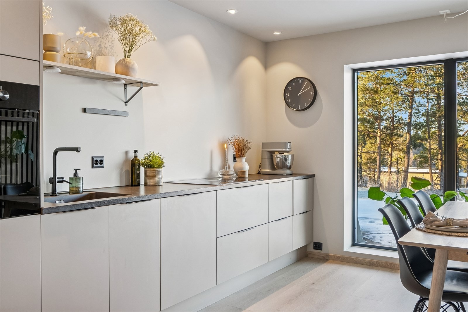 Det medfølger integrerte hvitevarer som kjøl/fryseskap, oppvaskmaskin, komfyr, induksjonstopp med innebygd avtrekksvifte og komfyrvakt montert i tak. Galleribilde